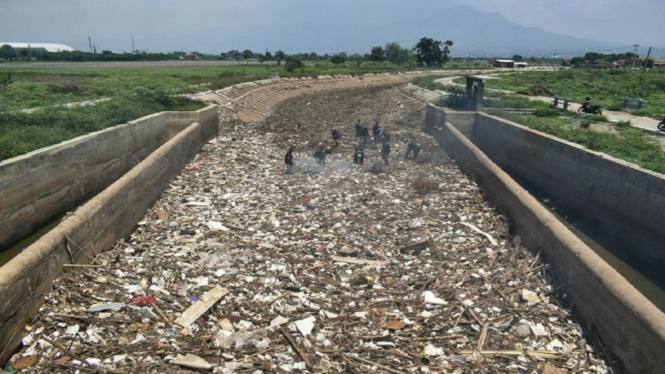 Sempat Viral, Sampah Sungai Cikeruh Telah Dikeruk