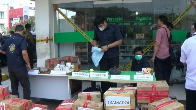Balai Pengawasan Obat dan Makanan (BPOM) dan Polda Metro Jaya menggerebek sejumlah tempat di kawasan Tangerang, Banten. Hasilnya, polisi menemukan barang bukti 