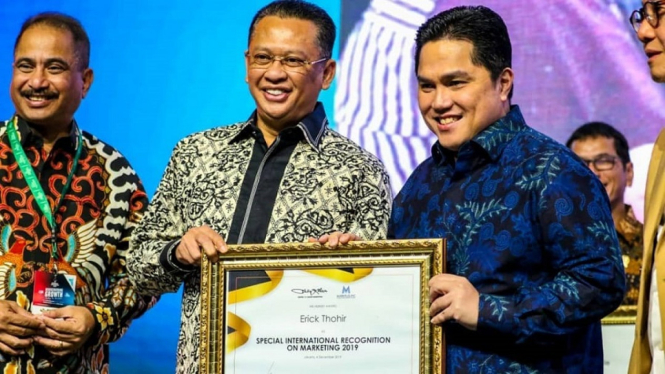 Menteri BUMN Erick Thohir Terima Penghargaan Markplus (Foto Instagram @erickthohir)