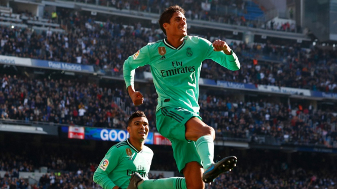 Gol Raphael Varane pada menit ke-37 membuka kemenangan 2-0 Real Madrid atas Espanyol