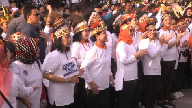 Iriana Jokowi dan Wuri Ma'ruf serta Istri Para Menteri Jalan Sehat Peringati Hari Ibu