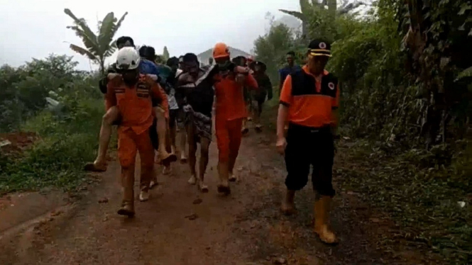 Evakuasi 9 Penambang Pasca Dua Malam Terperangkap Galian Longsor