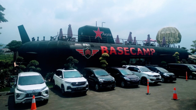 kapal selam basecamp puncak