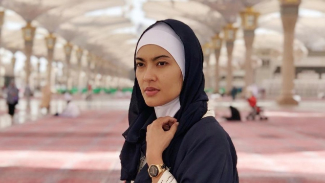 Lola Amaria Menggenakan busana muslim di pelataran Masjid Nabawi , Madinah