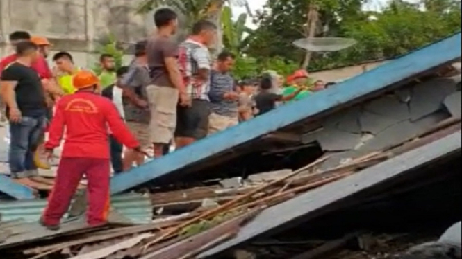 Rumah berlantai 3 di Kecamatan Pemangkat, Sambas, Kalimantan Barat, ambruk. Dua orang tewas dan 1 orang lainnya luka.