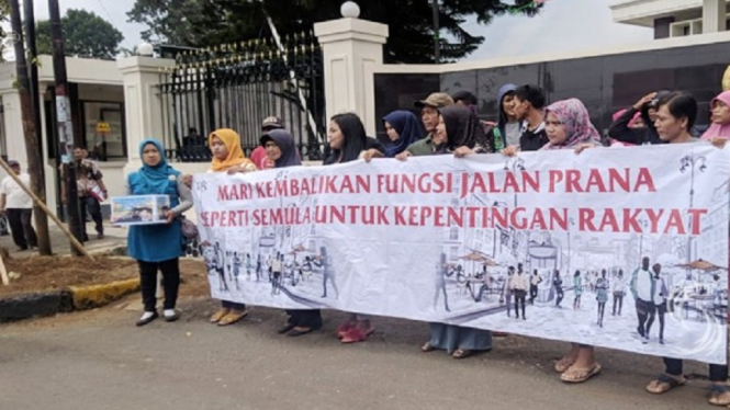 Puluhan Warga Kumpulkan Koin untuk Beli Jalan Perana Sukabumi (Foto ANTVKlik Akasah)