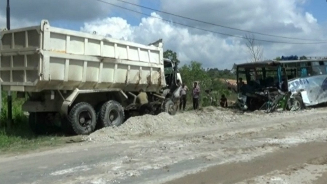 Truk Tabrak Bus Rapi di Jalur Lintas Sumatera, 12 Orang Luka-luka