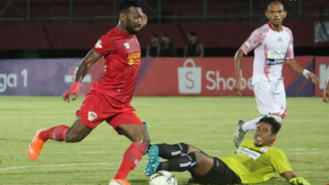 Striker Kalteng Putra, Patrich Wanggai tidak mampu menyelamatkan klubnya dari jurang degradasi usai ditahan imbang Persipura tanpa gol