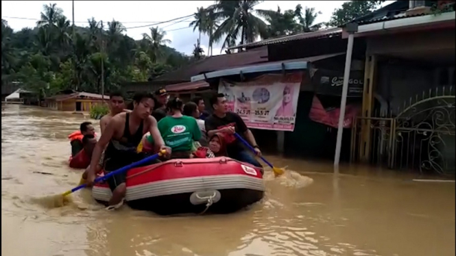 EVAKUASI KORBAN BANJIR.1