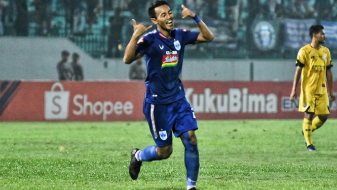 Hari Nur Yulianto melakukan selebrasi usai mencetak gol kedua PSIS Semarang yang membuat Semen Padang terdegradasi