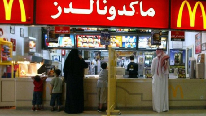 [Nah!] Arab Saudi Hapus Aturan Pemisahan Laki dan Perempuan di Restoran