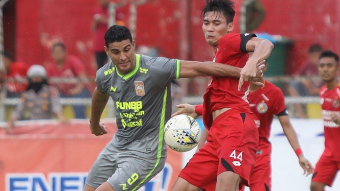 Semen Padang 1-1 Borneo FC - Kabau Sirah berhasil menjaga kehormatan tim sementara Pesut Etam memperkecil peluang masuk dua besar