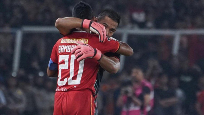 Bambang Pamungkas memeluk kapten Persija Jakarta, Andritany Ardhiyasa di laga terakhirnya