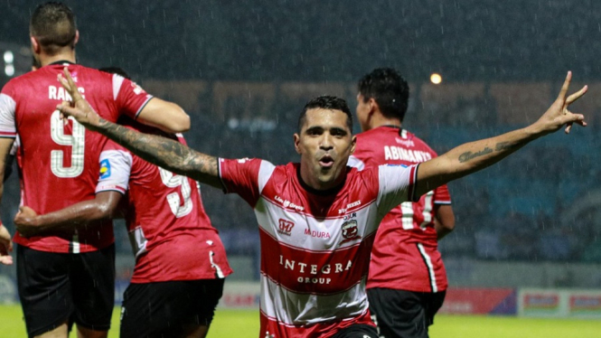 Dua gol Beto Goncalves (43', 86') memastikan kemenangan 3-2 Madura United atas PSIS Semarang