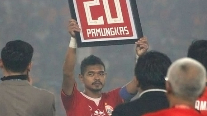 Bambang Pamungkas atau Bepe usai memutuskan pensiun, pada Selasa (17 Desember) malam, di Stadion Utama Gelora Bung Karno, Jakarta
