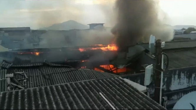 Kebakaran Melanda Satu Unit Gedung di Pasar Lama Kota Serang
