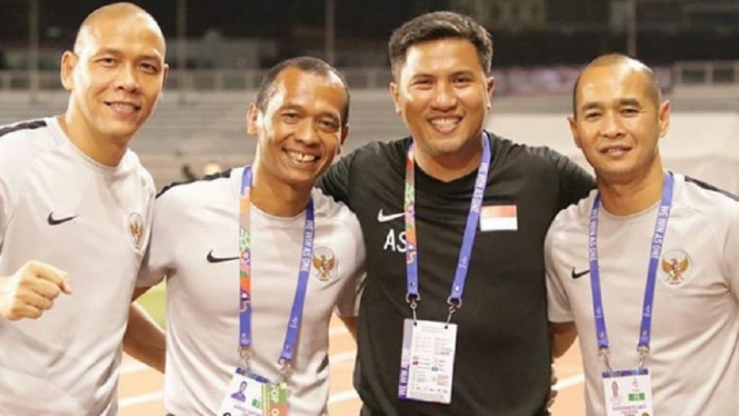 Kurniawan Dwi Yulianto (pojok kanan) saat menjadi asisten pelatih Timnas Indonesia U-23 Filipina