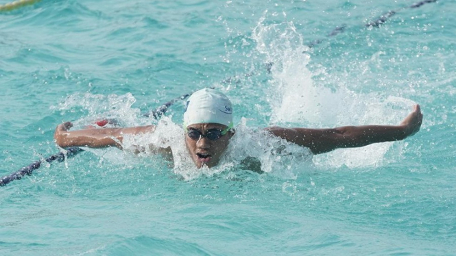 Perenang para swimming Indonesia, Jendi Pangaben saat mengikuti pelatnas ASEAN Para Games 2020 di kolam renang Kopassus, Solo, Kamis (19/12/2019)