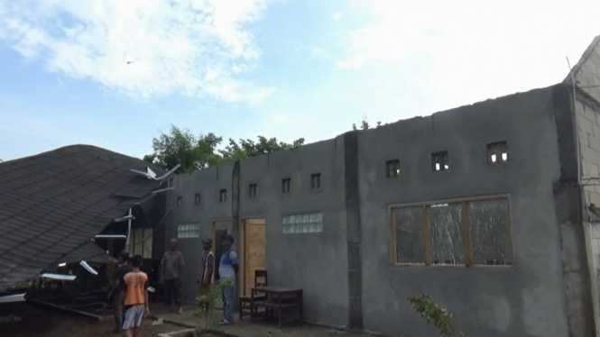 Atap gedung sekolah TK Yayasan Darussalam Islamic Center di Ngawi, Jawa Timur, lepas terlempar disapu angin puting beliung.