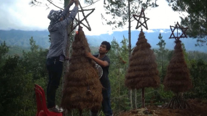 Pohon Natal Jerami Unik Dibuat di Kampung Natal