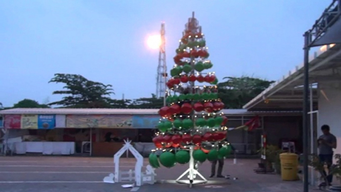 Pohon Natal Unik dari Alat Rumah Tangga. Tinggi 5 Meter dan Diameter 2 Meter