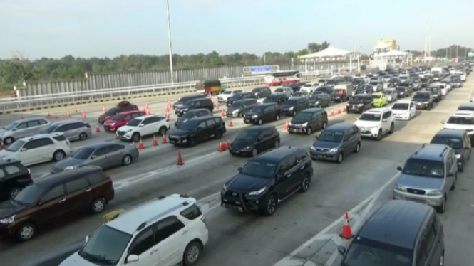 kemacetan di gerbang tol cikampek utama