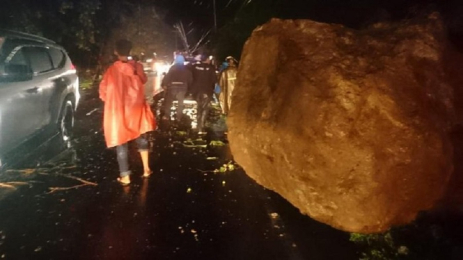 Tiga Orang Terluka Akibat Tertimpa Batu Besar yang Menggelinding Karena Longsor (Foto Instagram @infopadang)