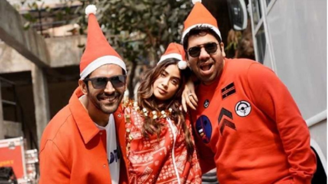 Kartik Aaryan, Janhvi Kapoor dan Kru Film 'Dostana 2' Rayakan Natal di Lokasi Syuting (Foto Instagram)