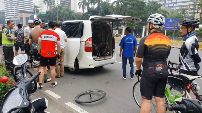 Brakkk! Tujuh Pesepeda Terluka Ditabrak Mobil Minibus di Jalan Sudirman, Jakarta