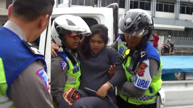 Aksi Heroik! Polisi Selamatkan Ibu Hamil dari Kemacetan Lembang