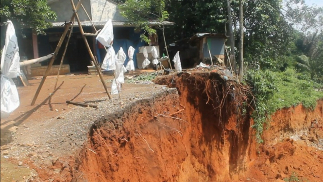 Tebing Longsor di Depok, Sejumlah Rumah Warga Terancam Ikut longsor (Foto: ANTV/Mely Kasna)