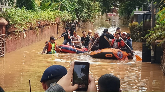 Tinjau Banjir di IKPN Jaksel, Kapolda Metro: Aparat Jaga Rumah Pengungsi
