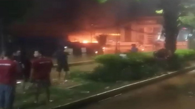 Saat Banjir, SPBU Shell Daan Mogot Malah Kebakaran, Penyebanya (Foto Tangkap Layar Video)