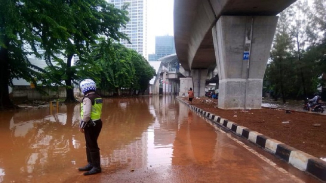 #Banjir di Jl. Kayu Putin Jakarta Timur (arah ke Kelapa Gading), sementara belum bisa dilintasi kendaraan.