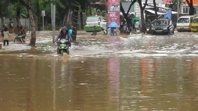 Banjir Belum Surut, Akses Jalan Kota Tangsel ke Kota Tangerang Lumpuh