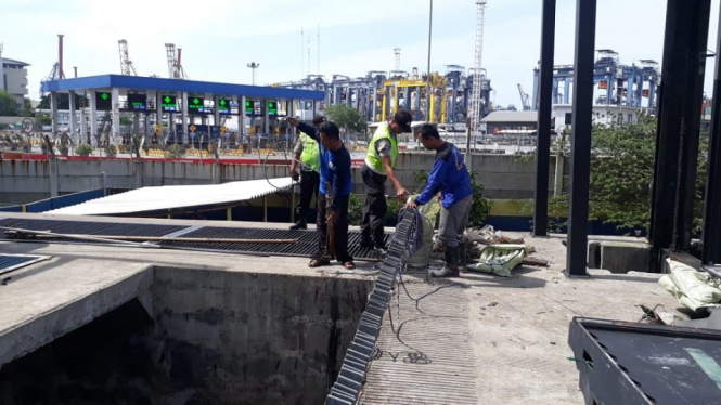 Antisipasi Banjir, Kapolsubsektor JICT, Polres Pelabuhan Tanjung Priok Bersihkan Station Pompa Air JICT (Foto Istimewa)