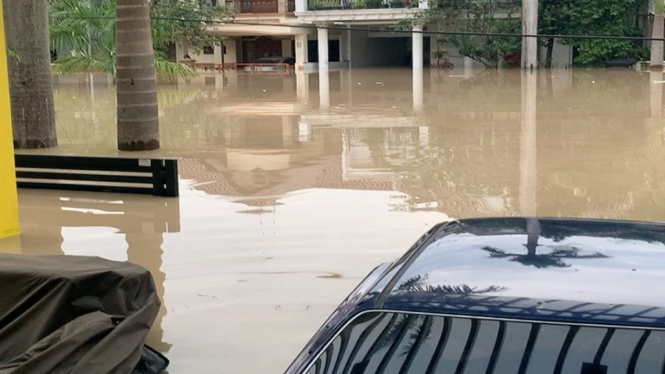 Komedian yang merupakan salah satu anggota kelompok Patrio ini mengunggah video banjir yang  merendam rumahnya  (Parto bersama Sule/ Foto: Instagram @partopatri