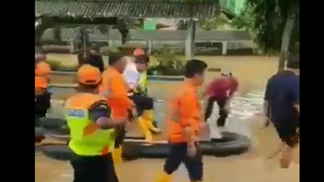 Viral, Ini Cerita Saat Dirut KAI Naik Rakit Tinjau Banjir (Foto Tangkap Layar Video Twitter)