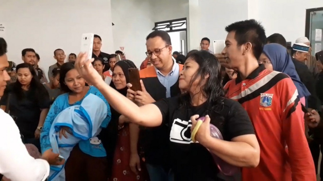 Kunjungi Rusun Lokbin Jakbar, Emak-emak Korban Banjir Ajak Gubernur Anies Berswa Foto