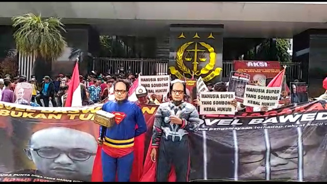 Corong Rakyat Kembali Beraksi di Depan Kejagung Membawa Superman dan Thor (Foto Istimewa)