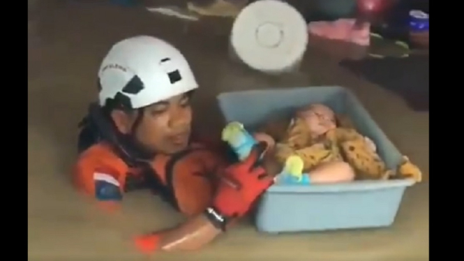 Viral, Video Anggota SAR Nasional Evakuasi Bayi Menggunakan Baki Plastik di Tengah Lautan Bajir (Foto Tangkap Layar Video Twitter)