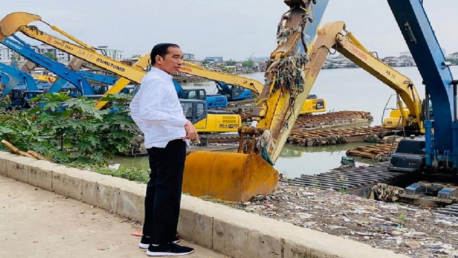 Tinjau Wadu Pluit, Presiden Jokowi: Ini Alat Ngga Jalan? (Foto BPMI Setpres)