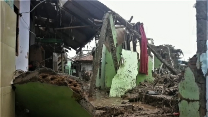Diterjang Banjir, 2 Unit Rumah Ambruk di Kramat Jati Jakarta Timur