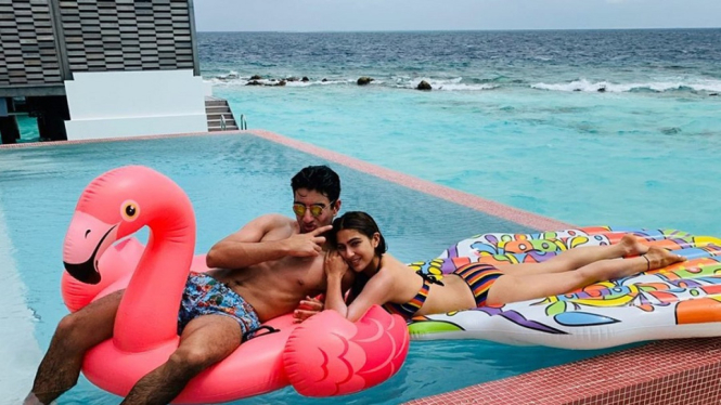 Saat Aktris Seksi Bollywood Sara Ali Khan Berjemur dengan Bikini Warna-Warni di Maladewa (Foto Instagram)