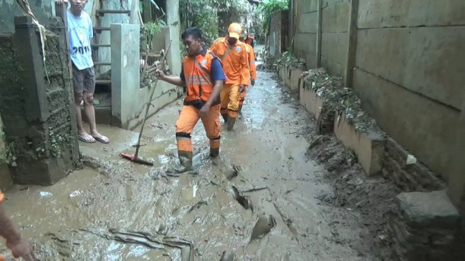 Banjir di Cawang Jakarta Timur Sudah Surut, Warga Bersihkan Lumpur