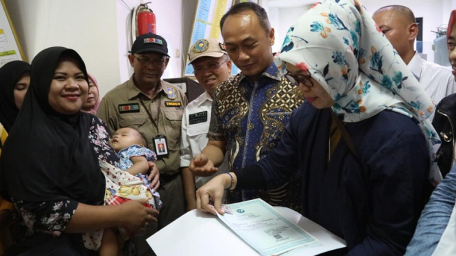 Tanggap Bencana Banjir, Dukcapil Ganti Dokumen Kependudukan yang Rusak di Jakarta Utara (Foto Puspen Kemendagri)