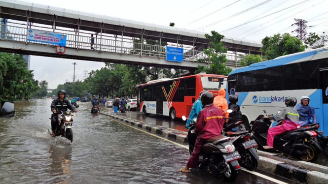 Beberapa Hari Terakhir, Akibat Banjir yang Cukup Parah Melanda DKI Jakarta, Gubernur DKI Jakarta Anies Baswedan Mendapat Kritik dan Hujatan dari Netizen. (Foto: