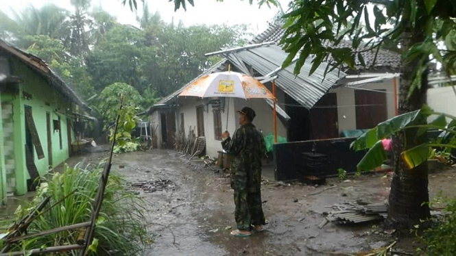 Angin puting beliung rusak puluhan rumah dan menumbangkan puluhan pohon di Bantul, Yogyakarta.