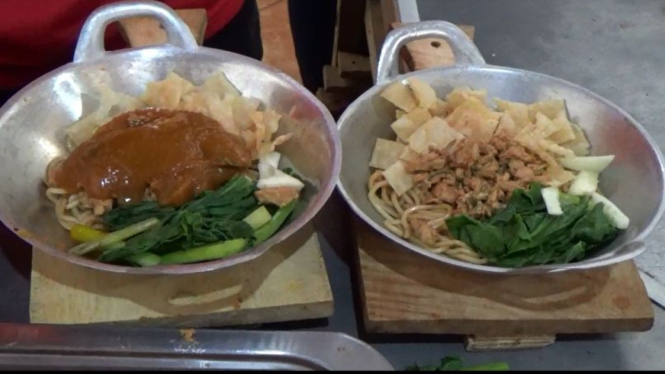 Unik! Mie Ayam Disajikan di Wajan, Seperti Apa Sensasinya? (Foto: ANTV/Umar Sanusi)