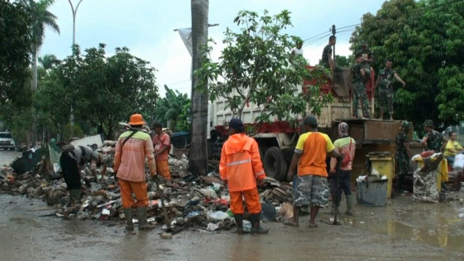 sampah sisa banjir